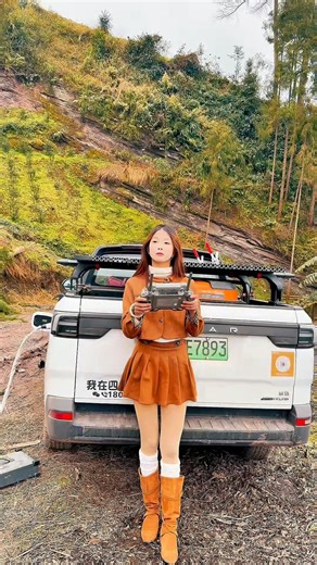 Chinese Beauty Uses a Drone to "Lift Firewood Remotely" in Deep Mountains