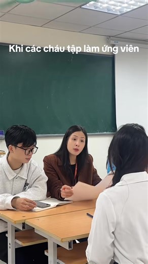 Khi học kỹ năng mềm nâng cao đây là giây phút căng thẳng mà các cháu nhớ nhất. Khi các bạn sinh viên được tập sự làm ứng viên tỏng hoạt động tuyển dụng của thị trường lao động. Những khoảnh khắc đáng nhớ của môn kỹ năng mềm nâng cao Giờ mới kể --------------------------------------------- Đ𝐚̣𝐢 𝐡𝐨̣𝐜 Đ𝐚̣𝐢 𝐍𝐚𝐦 - 𝐇𝐨̣𝐜 đ𝐞̂̉ 𝐭𝐡𝐚𝐲 đ𝐨̂̉𝐢! Website: https://dainam.edu.vn Hotline: 0961.595599 / 0931.595599 Địa chỉ: Số 1, Phố Xốm, Phường Phú Lương, TP. Hà Nội #DaiHocDaiNam #Vinguoihoctan