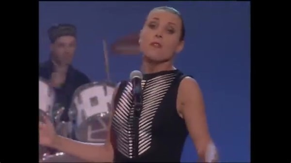 Vaya Con Dios Heading For A Fall 1992 tarist Willy Willy van The Scabs overlijdt op 59-jarige leeftijd op deze dag aan kanker in 2019. Hij nam een week voor zijn dood nog een Lifetime Achievement Award in ontvangst op de MIA’s. Willy Willy, echte naam Willy Lambregt, speelde ook in acts als Arbeid Adelt en Vaya Con Dios en zijn eigen groep Voodoo Band. | Oldie video's on line