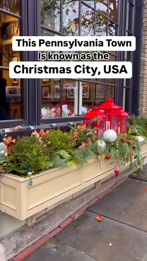 Save & share! This Pennsylvania town, known as the “Christmas City, USA,” is the perfect destination for a festive day trip during the holiday season. This charming town, rich in history, is transformed into a magical winter wonderland every year. Here are a few fun things to do in here during Christmas: ✅ Shop at Christkindlmarkt – Recognized by Travel Leisure, Forbes, and USA Today as one of the nation’s top holiday markets, Christkindlmarkt offers a unique shopping experience with a wide vari