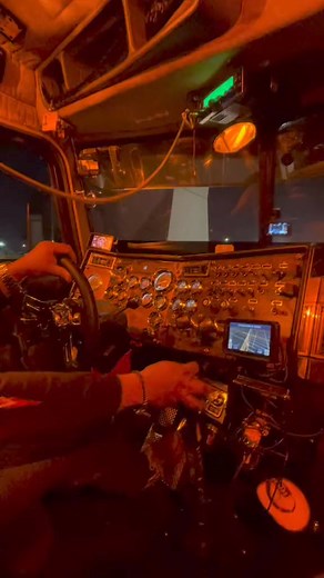 Shifting them gears 🙌 🎥 bad_behavior_w9 #trucking #shiftinggears #18wheeler #tractortrailer #bigrig #bigrigvideo #truckingaround #truckinglife #379peterbilt #379 #longhoodlife | CDL Job Now