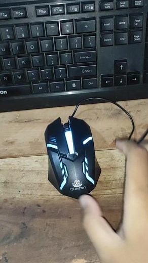 MOUSE Merupakan perangkat keras yang secara global berfungsi sebagai input data dan perintah pada komputer. Pertama kali dirancang oleh Douglas Engelbart dan dibuat oleh Bill English pada tahun 1964. Secara umum fungsinya adalah 1. Menggerakkan kursor di layar komputer 2. Memilih ikon, membuka program, atau menyoroti teks 3. Membuka file, menjalankan perintah, dan mengakses berbagai opsi 4. Menggulir konten pada layar ke atas atau ke bawah 5. Menyeret dan melepaskan objek, ikon, atau elemen dari