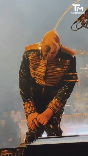 Till Lindermann liándola a base bien en el Palacio Vistalegre de Madrid! 🐟🎂🎤 #tilllindermann #madrid | Territorio Music