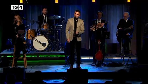 ☘️ Song for Ireland ☘️ For many years this has been one of my favourite Irish ballads & earlier this year we had the opportunity to perform it on Glór Tire "Song for Ireland" tells the story of a young man who leaves his home in Ireland to travel the world but finds that no matter where he goes, he cannot escape the memories of the land and people he left behind. The lyrics describe the beauty and charm of Ireland, and the singer's longing to return home. We look forward to performing this song 