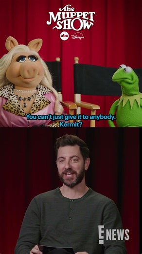 Kermit the Frog and Miss Piggy give us the scoop on "The Muppet Show" text chain.