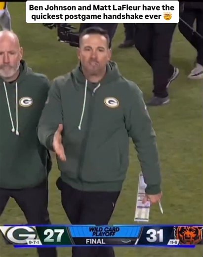 Ben Johnson took the Chicago Bears’ job and said he loved beating Matt LaFleur and the Packers. Well. Being the 4th team in NFL History to be trailing by 15 points in the 4th Quarter and comeback to win. That’ll do it. And then the HANDSHAKE SEEN AROUND THE WORLD HAPPENED 🤯 #NFL #football #chicago #packers #RG3 | Robert Griffin III