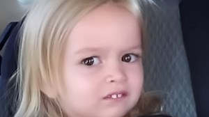 El origen de uno de los memes más famosos: quién es la niña que mira confundida y por qué lo hace