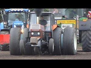 Super Std. Klasse 3 at Kimbrer Pulling Aars | Different Tractor Pullers in front of the Sled