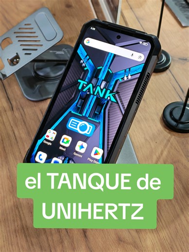 #Unihertz Tank 5 Pro, el teléfono todo en uno con lámpara de camping, proyector DLP FHD y batería de mas de 17000mAh de capacidad. Lo he podido ver durante el Mobile World Congress de Barcelona de 2026 #tecnologia #android #mobileworldcongress #reels