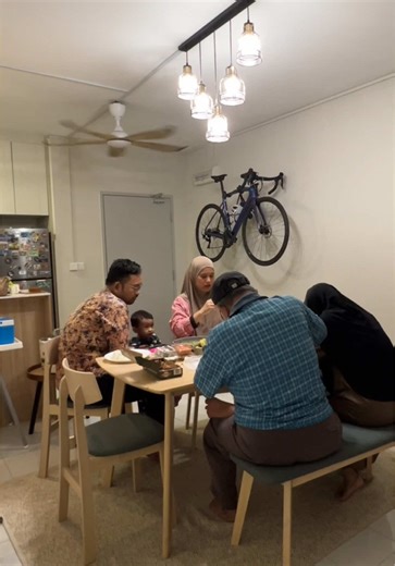 Ku sangkakan 2 jam dah cukup. Kelam kabut juga masak sorang😂 ⚠️UPDATED⚠️ Memandangkan banyak pendapat/persoalan kat komen so saya update sini 1-1 sbg pencerahan dan kefahaman awaklah ya 1. Sibuk rekod video memanglah tak sempat siap 2 jam. Saya ni masak sambil rekod yg basic2 je wak. Effortless. Bukannya video saya level orang pro2 kena angle yg berseni, jaga sinematografi, lighting, mcm video KA tu. Beza taraf kami. 2. Kedua, saya ni masak sorang. Takde helper. Dari cuci pinggan mangkuk periuk