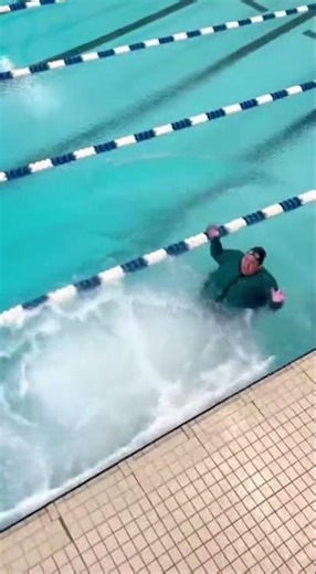 That splash though 💦 #pool #diving #satisfying