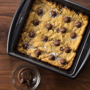 Bake your favorite peanut butter blossom cookie in bar form in this easy, cookie exchange-friendly recipe! Peanut Butter Blossom Bars recipe: https://www.bettycrocker.com/recipes/peanut-butter-blossom-bars/9f7cf80e-688d-4f38-bae7-245a7f6b1deb?utm_medium=social&utm_source=facebook&utm_campaign=12_2018_standard?mktgimp=BCCOOKIE | Betty Crocker