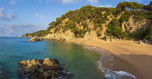 "Un manque de respect" : les touristes en maillot de bain dans le viseur des nudistes catalans