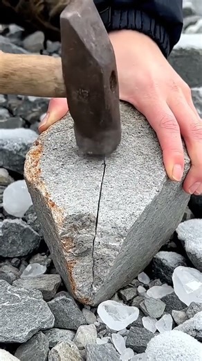 Brookite Hidden in Alpine Quartz ⚒️❄️