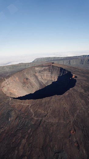 🚁 L’expérience la plus époustouflante de l’île intense avec Corail Hélicoptères Réunion Cirques, volcans, cascades… La Réunion comme vous ne l’avez jamais vue : depuis le ciel.Un moment suspendu, entre émerveillement et adrénaline, à survoler les trésors les plus spectaculaires de l’île :🌋 Les cirques majestueux de Cilaos, Mafate et Salazie,💧 Le mythique Trou de Fer, la Cascade Fleur Jaune, le Voile de la Mariée, Cascade Blanche, Takamaka,🌿 Le Volcan et ses cratères hors enclos,🌊 Et un reto