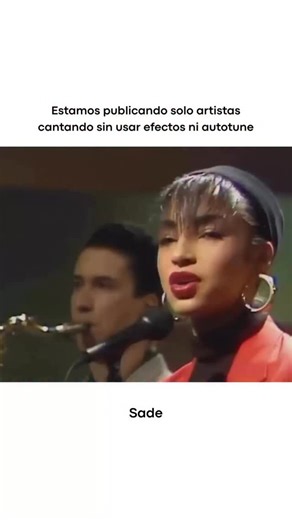 Voz y Nostalgia on Instagram: "🎤 Sade no es solo una cantante británico-nigeriana — es una de las voces más elegantes y enigmáticas de la música contemporánea. Su timbre aterciopelado, suave y lleno de sensualidad convirtió cada canción en una experiencia íntima y atemporal. Con clásicos como “Smooth Operator”, “No Ordinary Love”, “By Your Side” y “Your Love Is King”, Sade se consolidó como un ícono del soul, el jazz y el R&B, creando un estilo sofisticado que sigue influyendo a artistas
