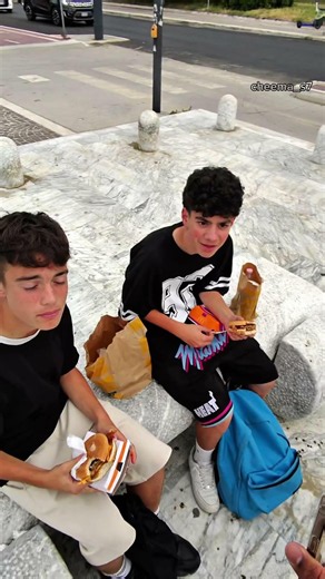 Rubando 10secondi agli sconosciuti🤣(part6) #ahahahha #memes #funny #cheemasheri #prank