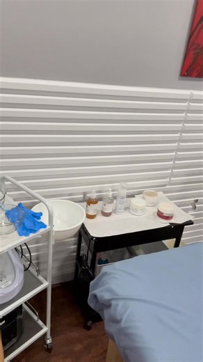✨ Acompáñame a mi sala de belleza ✨ Hoy te muestro un pedacito de mi espacio, donde preparo cada detalle para que vivas una experiencia facial única. 🤍 Desde la camilla lista, las esencias, la luz cálida y cada herramienta… todo pensado para que tu piel se sienta amada y cuidada. 💆‍♀️✨ Tu momento de relajación empieza aquí. ¿Lista para tu próximo facial? #EstéticaProfesional #CabinaFacial #CuidadoDeLaPiel #YeiBeautyStyle | Yei Beauty & Style