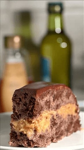 clip-4008220851-smooth-360-degree-rotation-decadent-chocolate-cake-slice