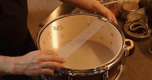 Gibraltar tech specialist, Craig, walks us through changing a snare wire using the SC-4467. Check out our various snare wire replacement options - https://gibraltarhardware.com/collections/snare-drum-wires | Gibraltar Hardware