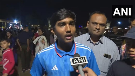 Cricket fan in Ahmedabad says "Rohit Sharma gave a brilliant start. In the finals, he can score 150 or 200 as well. Shreyas Iyer played really well today..." #INDvsNZ #Worldcup #Rohitsharma #iccworldcup2023 | Zee News English