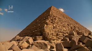 35K views · 1K reactions | A Grande Pirâmide do Egito é talvez a estrutura megalítica mais reconhecível do mundo. É a mais antiga e a maior do Planalto de Gizé, mas sua construção e propósito permanecem um profundo mistério. #AlienígenasDoPassado | HISTORY | Facebook