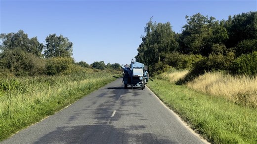 82K views · 890 reactions | Serait-ce la machine « bonus » de ces moissons 2025? Visiblement oui, cette rutilante Braud 2580 s’apprête à moissonner son hectare annuel. Évidemment, on ne vous laissera pas sur cette mise en bouche. Une vidéo s’impose ! À suivre. | FARM Connexion | Facebook