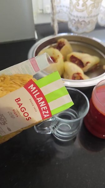 Gefüllte Paprika mit Hackfleisch und Reis im Topf