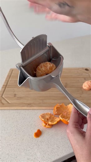 Maybe my favorite Amazon kitchen find 🍊 This little hand juicer makes fresh juice so easy!
