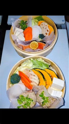 BIGMAMAチャチャッと夕御飯❗昨日の残り物ハンバーグ&冷蔵庫のありもので！冷凍鮭&野菜🥬&🥕&大根&蓮根&🥦&🥕&豆腐！食べるのも大好きBIGMAMA美味しく頂きました♥️ #無印良品蒸し器#猫