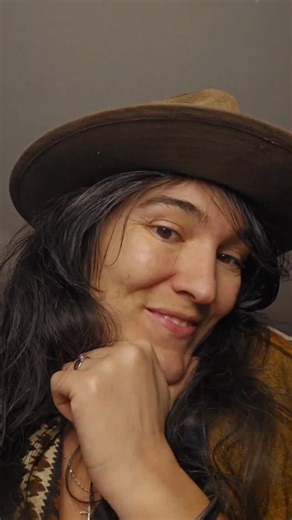 2026? De mon coté, jaimerai du repos. Dix ans a ne s'être jamais arrêté, ca commence a faire long. Et je n'ai pas envie de lâcher a cause de la fatigue. Il risque d'y avoir quelques changements. J'aimerai aussi que l'ouverture des conscience se fasse plus que jamais, que les gens comprennent l'importance du manger local, de saison et des paysans. L'année 2026 aussi sera l'anniversaire de nos 10 ans de mariage, et on renouvelle nos vœux! L'occasion de prendre ma revanche et davoir un mariage qui 