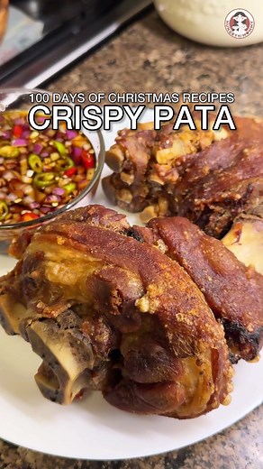 CRISPY PATA 🍖 Ingredients: Pork pata front 1 bulb garlic, chopped 1 onion, chopped Water, just enough to cover the pata 2 pork cubes 4 bay leaves 1 tbsp pepper 1/4 cup salt Cooking oil for frying For the dipping sauce: 1/3 cup soy sauce 3 tbsp vinegar 1/4 cup water 2 cloves garlic, chopped 1 onion, chopped 1 green chili, chopped 1 red chili, chopped (add more of you want it spicy 🌶️) 1 tbsp sugar 1/2 tsp pepper #HungryMommy #fyp #eatsltd #foodvlog #viralfoodtrend #phoodtour #foodieph #sahm #mo