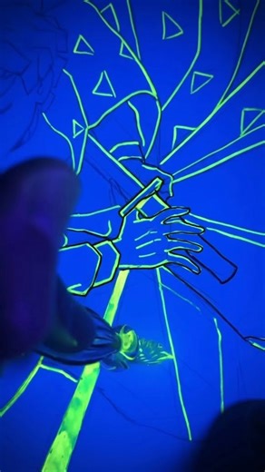 Satisfying art with glowing fluorescent inks