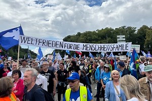 Querdenken-Demo in Berlin: „Menschlichkeit, Dialog, Gewaltfreiheit“