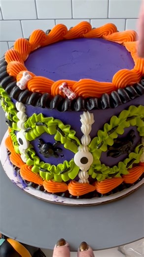 Happy National Cake Decorating Day 🎂 Since it’s October, what better way to celebrate than with a vintage-inspired spooky season cake?! | Wilton Cake Decorating