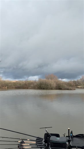Super easy setting up on a narrow platform when the water is deep around you! Even the landing net is handy. | Feederland