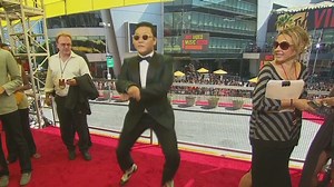 Rapper Psy teaches 'Gangnam Style' dance