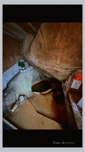 ゆゆゆ on Instagram: "♨️増富ジウム温泉『不老閣』 📍 山梨県 増富温泉 ⁡ 湯の肌 冷たくも温かく 神の息吹 感じるひととき 岩風呂の縁 座り込んで 静かに瞑想 思いを馳せる ⁡ 神棚がある神々しい部屋に、岩風呂は神秘的な泉のように、ひっそりと湧いています♨️ 岩風呂は20°Cほどとひんやりで🫧夏向きの温泉🐣 ⁡ 浸かると不思議な心地よさを感じる温泉で しみじみ尊いなあと思いました... 岩風呂の後は41°Cくらいに加温された温泉で、 身体を温めます。 ⁡🈁♨️暑い夏にはオススメです🐥 #不老閣岩風呂 #ひなびた温泉 #レトロ温泉"