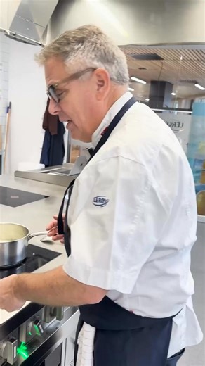 Smaken av tradisjon ❤️ Du finner oppskrift og fremgangsmåte på lutefisk med ertepuré, mandelpotet og bacon her: https://www.leroyseafood.com/no/smakfull-sjomat/oppskrifter/lutefisk-med-ertepure-og-mandelpotet/ | Lerøy