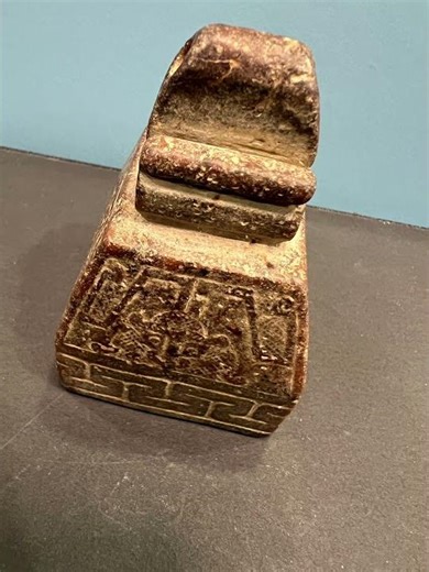 印面的入土受沁和四周顯然不同，此印章是春秋某君主隨葬玉璽，南宋出土，鐵木真用來刻私章，歷史義意非常珍貴，填補歷史空窗期！