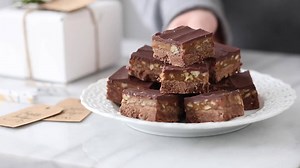 TURTLE FUDGE is rich, delicious and absolutely irresistible.😋 RECIPE HERE >> https://www.mybakingaddiction.com/turtle-fudge/ | My Baking Addiction