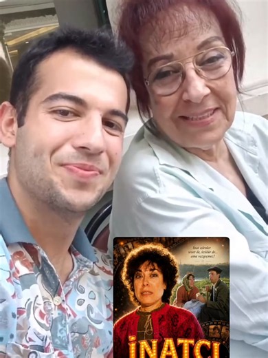 Yeşilçam’ın unutulmaz filmlerinden İnatçı ile hafızalarımıza kazınan, değerli oyuncu Ece Örge ile çok güzel ve keyifli bir röportaj gerçekleştirdik. Uzun yıllardır sosyal medyadan ve magazin dünyasından uzak, sakin bir yaşam süren Ece ablacığımla; başrolünü Kemal Sunal ile paylaştığı İnatçı filmine dair anılarını, set hatıralarını ve o dönemin sıcak Yeşilçam günlerini konuştuk. Samimiyeti, içtenliği ve güzel sohbeti için kendisine bir kez daha teşekkür ediyorum. Peki, İnatçı filminin sevilen kar