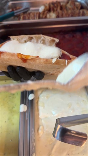 Πώς φτιάχνω το σάντουιτς με τους κεφτέδες στο μαγαζί.