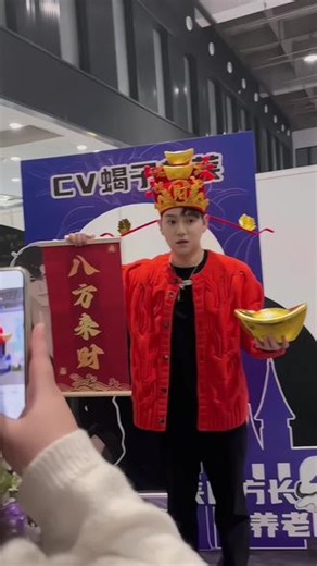 我家孩子乖（个屁）的没边 好萌啊😘要姓名牌的时候就萌鼠我了 妈妈下次给你做更好看的牌牌@来来来来来来_ #cv蝎子莱莱 #来来来来来来 #乖宝宝