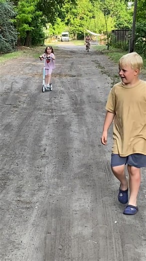 208K views · 4.9K reactions | Ma este találkoztam egy sünivel. A többiek már bent voltak, gyors telefonáltam, hogy meg szeretnék-e nézni. Na jött mindenki, ahogy tudott  Hunter 10 számmal kisebb papucsban, kifordított felnőtt pólóban, Eden pizsiben rollerral, az apjuk egy szál gatyában, biciklin. Megcsodáltuk, aztán elment. Vittünk ki még oda neki vizet egy kis tálban, meg cicatápot, ha visszajönne, fel tudja tölteni magát. | Vad-kert | Facebook