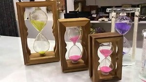 Koha eshte dhurata me e cmuar qe mund ti bejme dikujt. ⌛️類⏳ Mates kohe prej qelqi me dizajn elegant.  Personalizohet me dedikimin, emrin apo daten qe deshironi. | Dedikoj.com | Facebook