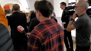 Bede Zsolt lökdösődött a Fővárosi Közgyűlés ülése előtt, a tiszások élőláncban vonultak be. Kövesse percről percre közvetítésünket: https://bit.ly/45r3TpZ | Magyar Hang