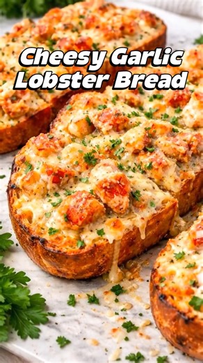 Cheesy Garlic Lobster Bread Recipe Ingredients 1 large French baguette or Italian bread (halved lengthwise) 1–1½ cups cooked lobster meat, chopped 4 tbsp butter 3 cloves garlic, minced 2 tbsp mayonnaise 1 cup shredded mozzarella cheese ½ cup shredded parmesan or cheddar 1 tbsp lemon juice Salt & black pepper to taste Fresh parsley, finely chopped Method 1️⃣ Preheat oven to 190°C / 375°F. 2️⃣ In a small pan, melt butter and sauté garlic for 1 minute. 3️⃣ In a bowl, mix lobster, mayo, garlic butte