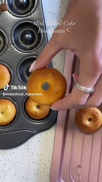 If you’ve never tried a cake doughnut before, you need to try this one… 😋🍩 ⠀⠀⠀⠀⠀⠀⠀⠀⠀⠀⠀⠀ Batter recipe: Whisk together.. 250 gr flour 250 gr sugar 1/2 tsp salt 8 gr baking powder until combined. Then mix in 1 tsp vanilla extract 250 ml warm milk 30 gr melted butter 1 egg Then pour the wet mixture into the dry mixture and mix until fully incorporated. Pour batter into greased baking pan and bake at 160C for 12-15mins. #easyrecipe #donutrecipe #dessertsoftiktok #doughnutcake #cakedonuts @Tastemad