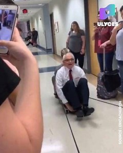 3.9M views · 1.5K shares | Il n'existe pas deux profs de physique-chimie comme David Wright. Il passe son temps à réaliser des expériences hilarantes et spectaculaires pour captiver ses étudiants. Ils ont filmé un best of de ses meilleurs cours. | Ulyces | Facebook